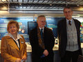 Zu Besuch im BIOTechnikum: Ulrich Petzold, Bundestagsabgeordneter für Dessau und Wittenberg, Oberbürgermeister der Stadt Dessau-Roßlau Klemens Koschig und Bärbel Schärff, Geschäftsführerin des IHK Bildungszentrums Halle-Dessau (von rechts).